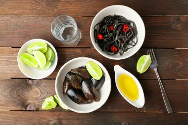 Pişmiş makarna, midye ve kireç