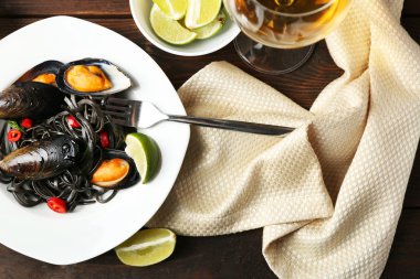 Pişmiş makarna, midye ve kireç