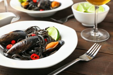 Pişmiş makarna, midye ve kireç