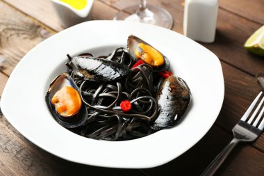 Pişmiş makarna, midye ve kireç