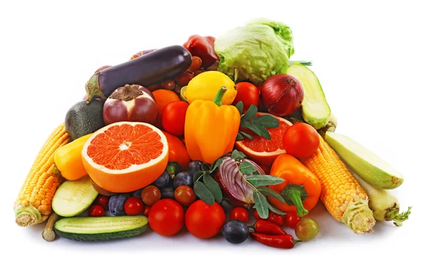 Szczegół kompozycja różnych surowców organicznych warzyw i owoców na białym tle — Zdjęcie stockowe