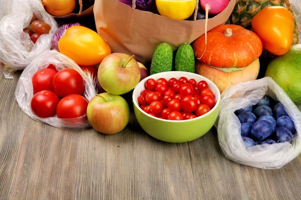 テーブルで果物と野菜 — ストック写真