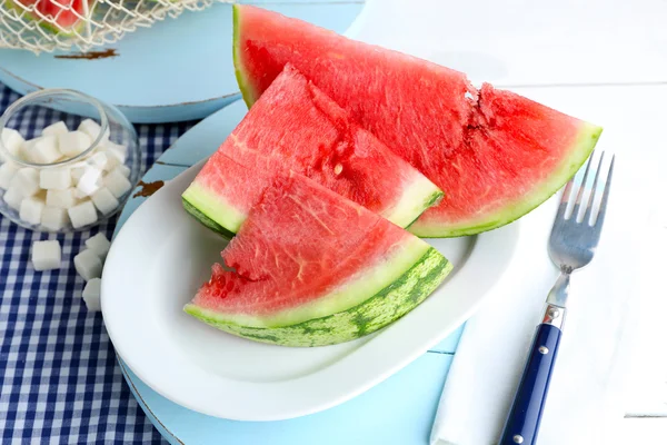Wassermelone in Scheiben geschnitten auf weißem Teller — Stockfoto