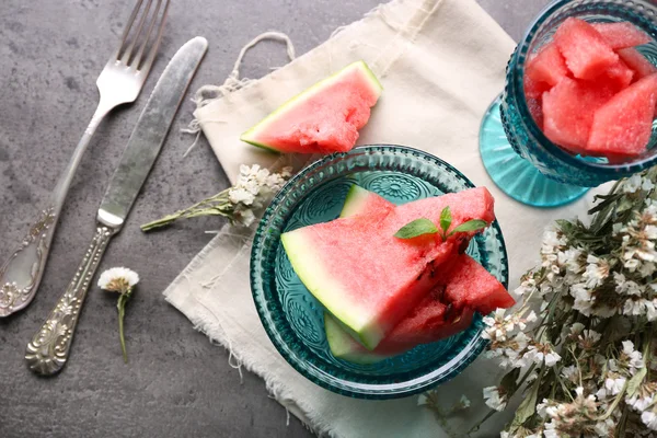 Frisch geschnittene Wassermelone in einer blauen Glasschale auf dekoriertem Hintergrund — Stockfoto