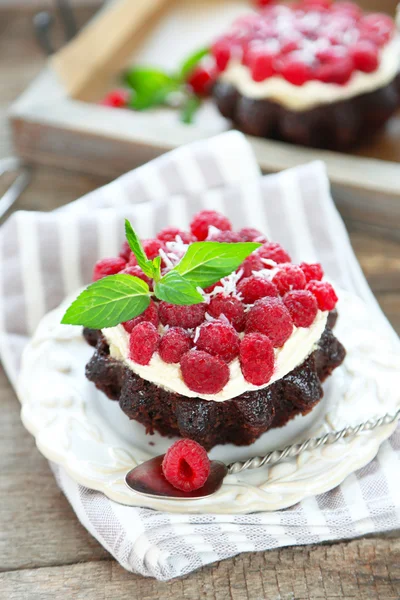 Dolci torte con lamponi su sfondo tavolo di legno — Foto Stock