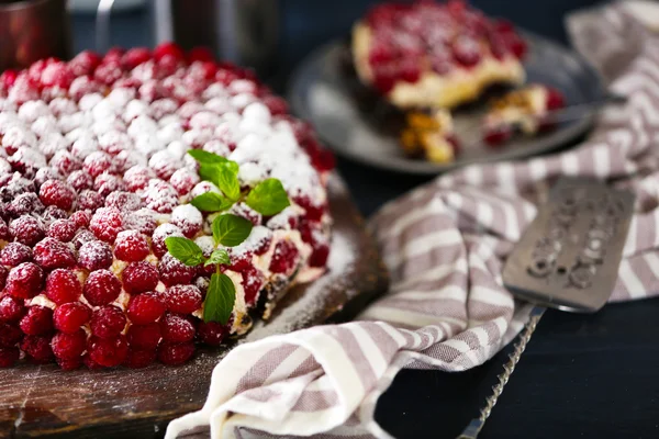 Dolce torta con lamponi su sfondo di legno a colori — Foto Stock