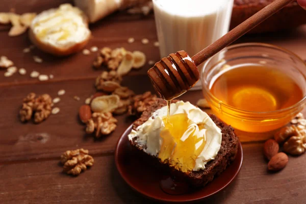 Desayuno saludable con pan, miel, nueces. Concepto de desayuno país — Foto de Stock