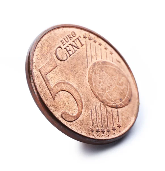 П'ять центів монети ізольовані на білому тлі — стокове фото