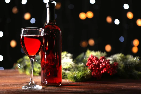 Bicchiere di vino con bottiglia sul tavolo di legno — Foto Stock
