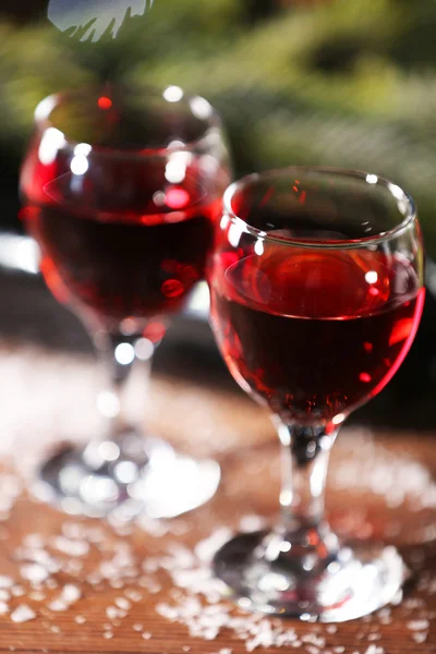 Şarap, gözlük ve şişe üzerinde ahşap masa dekore edilmiş, yakın çekim — Stok fotoğraf
