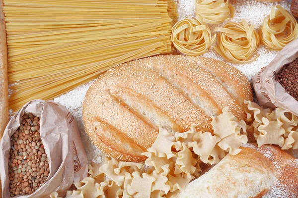 Pães mistos, macarrão e grãos fundo — Fotografia de Stock