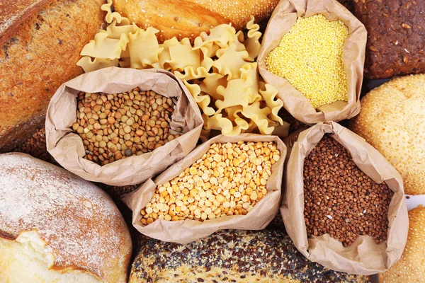 Diferentes tipos de pão, massas e cereais — Fotografia de Stock