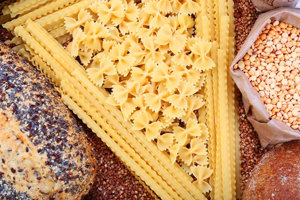 Різні види хліба, макаронних виробів і зернових — стокове фото