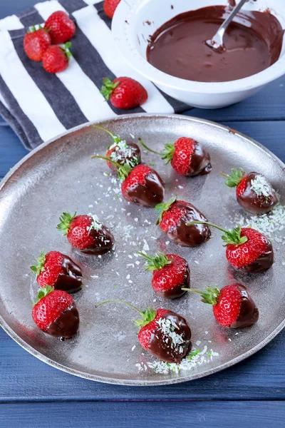 A plate of strawberries in chocolate — Stock Photo, Image