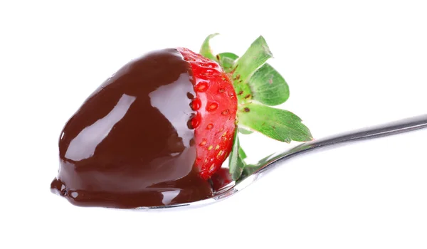 En sked och en jordgubbe i choklad — Stockfoto