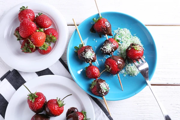 Serviert Tisch mit leckeren Erdbeeren — Stockfoto