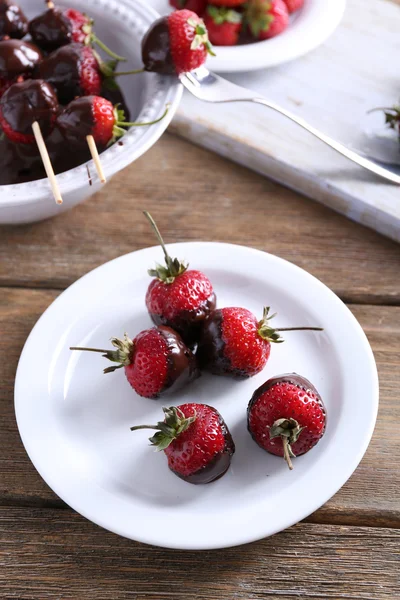 表配上美味的草莓 — 图库照片