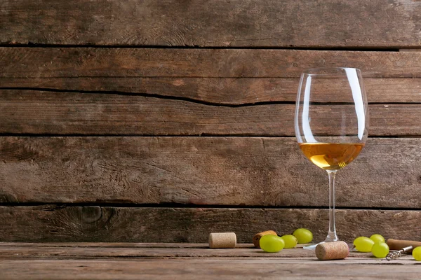 Glas Wein mit Trauben — Stockfoto