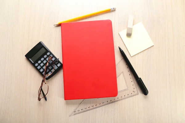 Caderno vermelho com artigos de papelaria — Fotografia de Stock