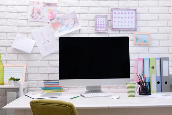 Modern arbetsplats med dator på bordet — Stockfoto