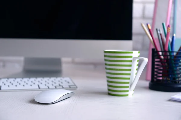 Tasse de thé rayé sur la table moderne — Photo