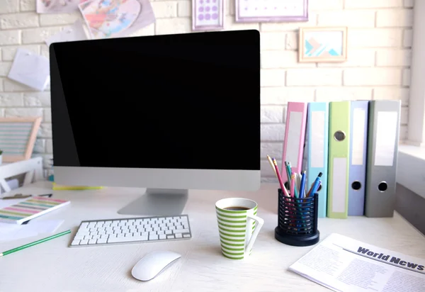 Lieu de travail moderne avec ordinateur sur la table — Photo