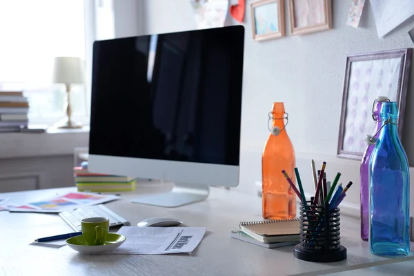 Lieu de travail moderne avec ordinateur sur la table dans la chambre décorée — Photo