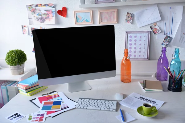 Moderno lugar de trabajo con ordenador en la mesa en la habitación decorada —  Fotos de Stock