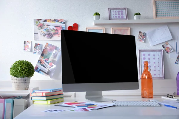 Posto di lavoro moderno con computer sul tavolo in camera decorata — Foto Stock