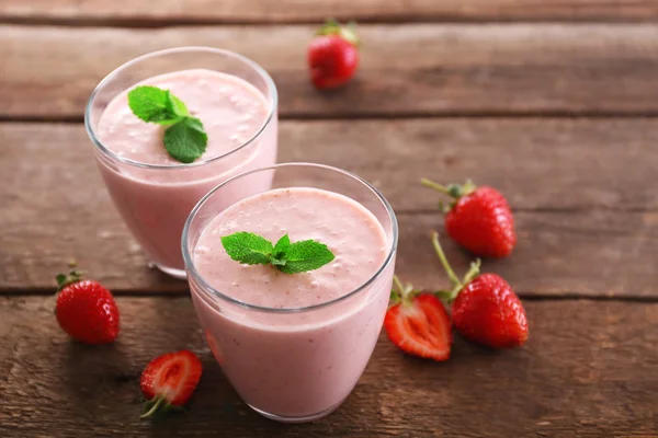 Frischer Erdbeerjoghurt mit Beeren — Stockfoto