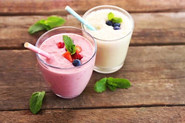 Fresh strawberry and milk yogurts — Stock Photo, Image