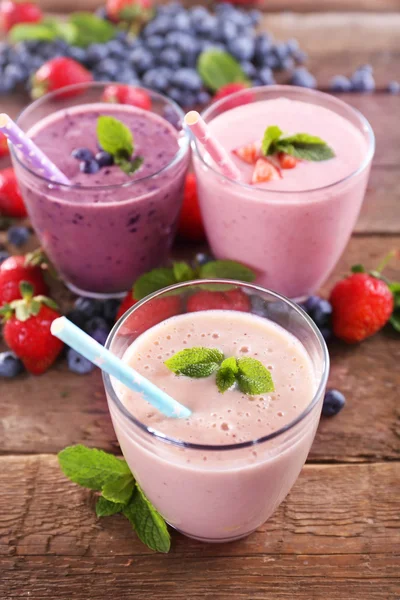 Tasty blueberry, strawberry and milk yogurts — Stock Photo, Image