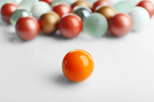 Diğerleri karşısında turuncu topu — Stok fotoğraf