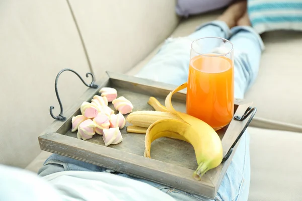 Meisje met lade met lunch — Stockfoto