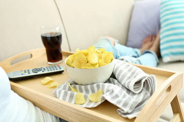 Mädchen mit Tablett beim Mittagessen — Stockfoto