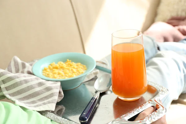 Ragazza con vassoio a pranzo — Foto Stock