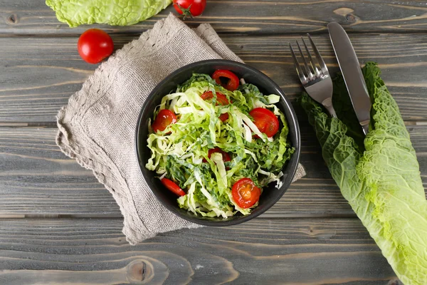 Salade de chou de Savoie et tomates — Photo