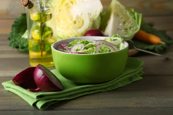 Савойский салат из капусты и лука — стоковое фото