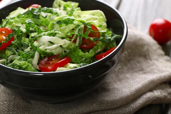 Savoy cabbage and tomato salad — Stock Photo, Image