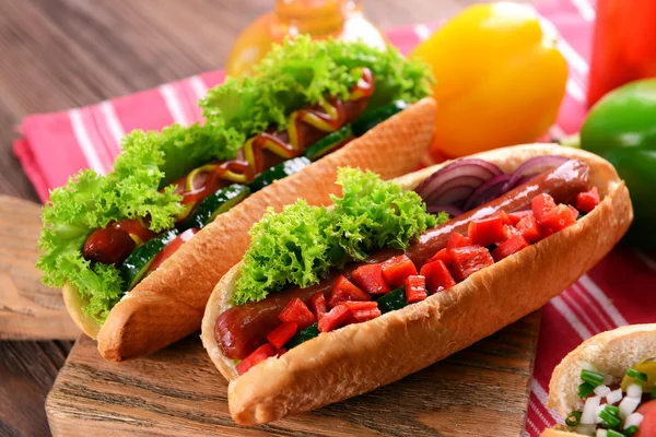 Hot dogs et légumes — Photo