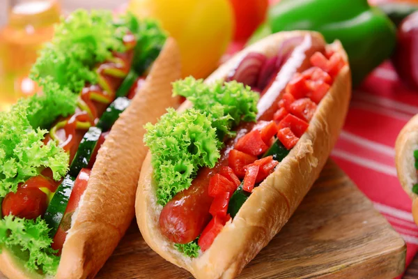 Hot dogs et légumes — Photo