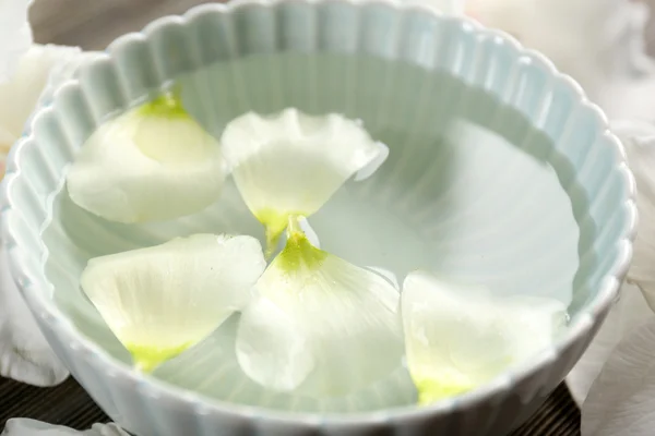 Petali di fiori in ciotola con acqua — Foto Stock