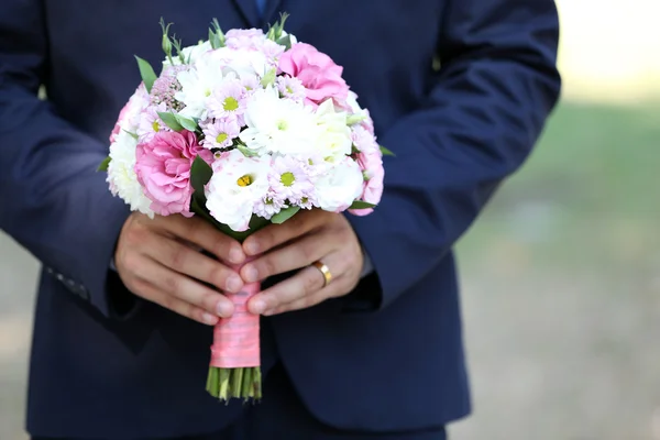 Damat Düğün buket açık havada tutan — Stok fotoğraf