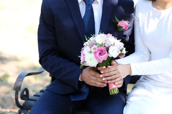 Menyasszony és vőlegény gazdaság esküvői csokor — Stock Fotó