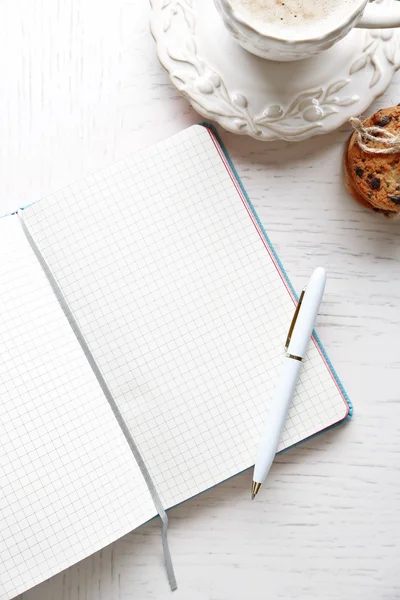 Notebook s cookies a šálek kávy — Stock fotografie