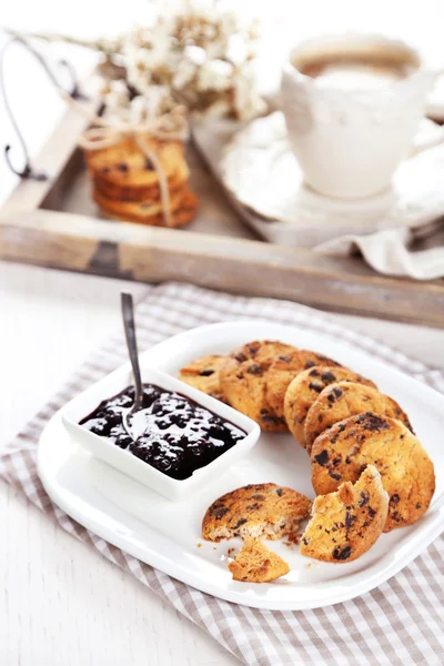 Cookies  and jam against cup  of coffee — Stock Photo, Image