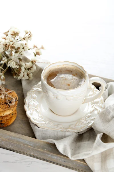 Koffie en koekjes met chocolade kruimels — Stockfoto