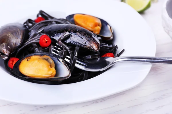 Cooked pasta, mussel and lime — Stock Photo, Image