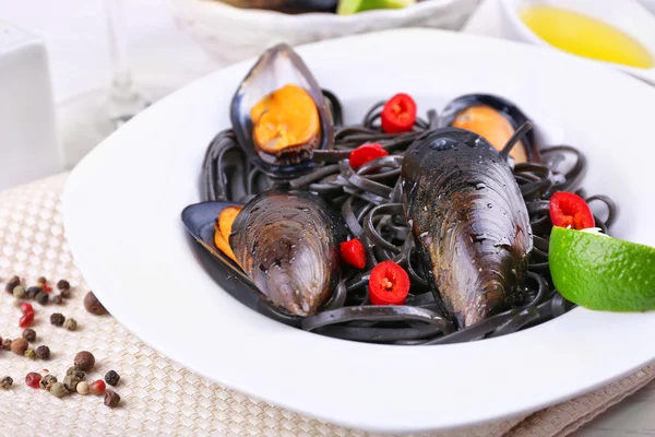 Cooked pasta, mussel and lime — Stock Photo, Image