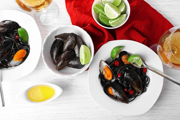 Gekookte pasta, Mossel, kalk en wijn — Stockfoto